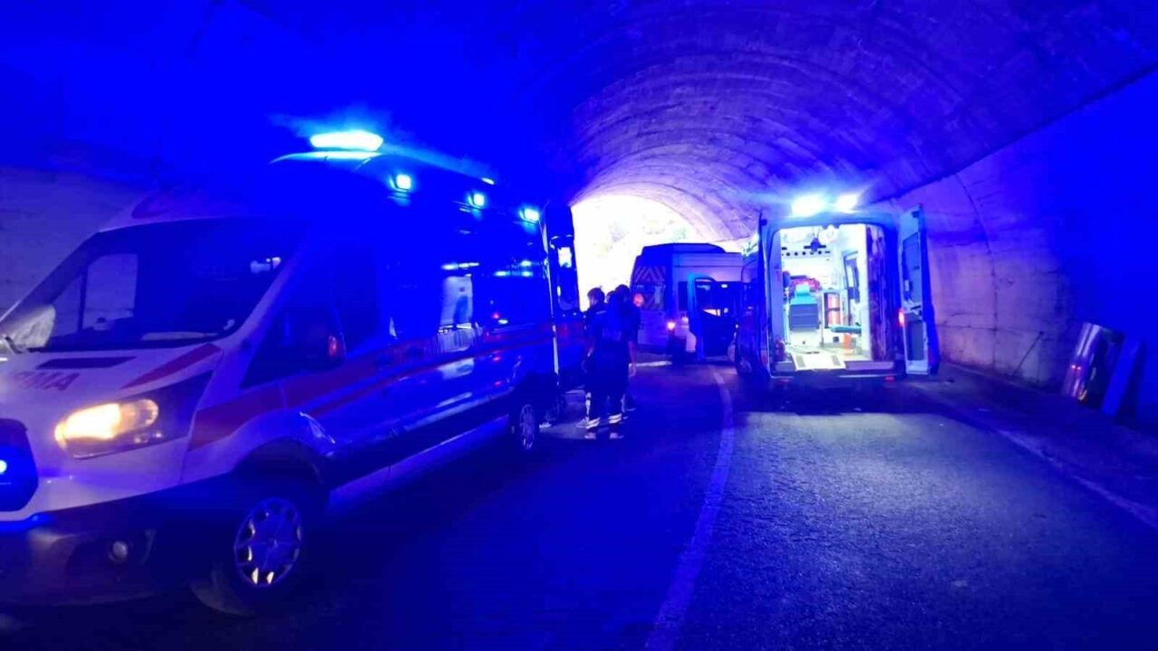 Tunceli-Pülümür-Erzincan karayolunda tünelde iki aracın kafa kafaya çarpışması sonucu meydana