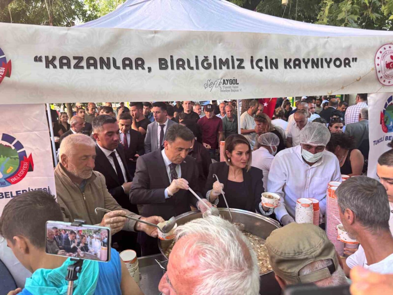 Tunceli’de valilik ve belediye tarafından vatandaşlara aşure ile lokma ikramı