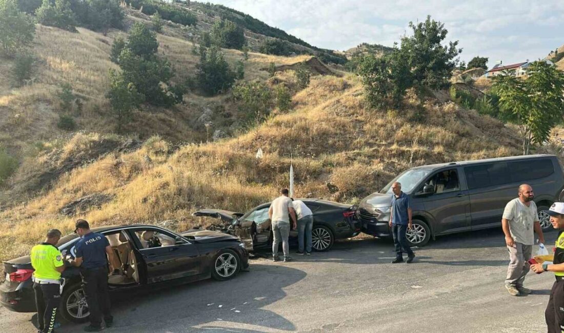 Bingöl’de 3 aracın karıştığı zincirleme trafik kazasında, 5 kişi yaralandı.