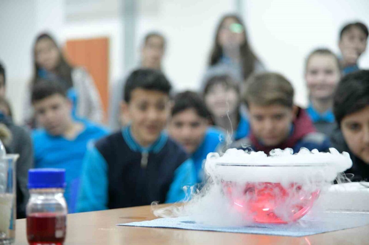 Tüpraş, “Enerjimiz Öğrencilere” diyerek bilimi sevdirmek ve gelişimlerine katkı sağlamak