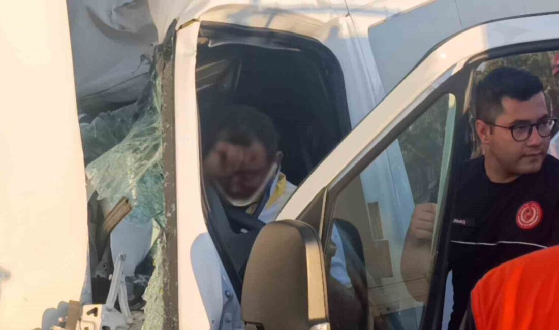 Antalya’nın Manavgat ilçesinde ışıklı kavşakta tur minibüsünün kamyona arkadan çarpması