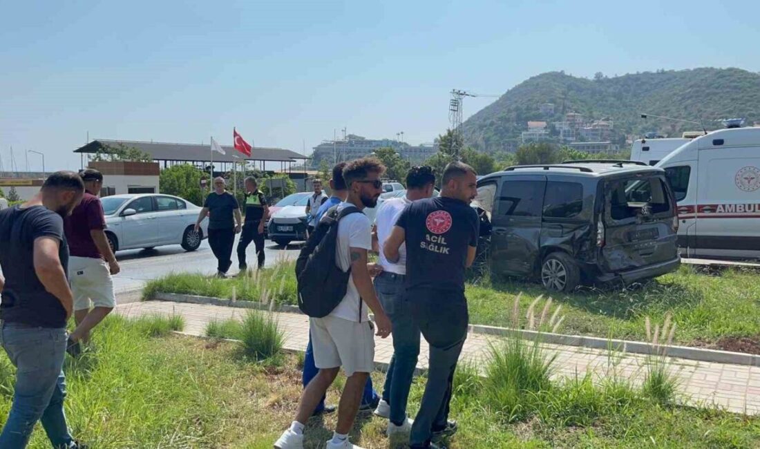 Antalya’nın Alanya ilçesinde tur minibüsü ile hafif ticari aracın çarpışması