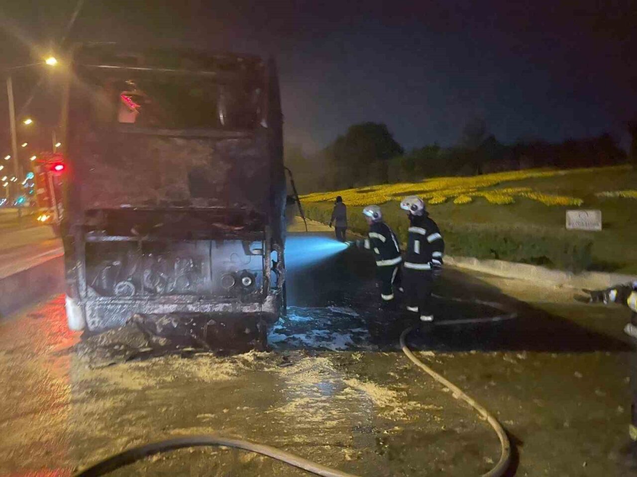 Denizli’de seyir halindeki tur otobüsü alevler içerisinde kaldı. İtfaiyenin müdahalesiyle