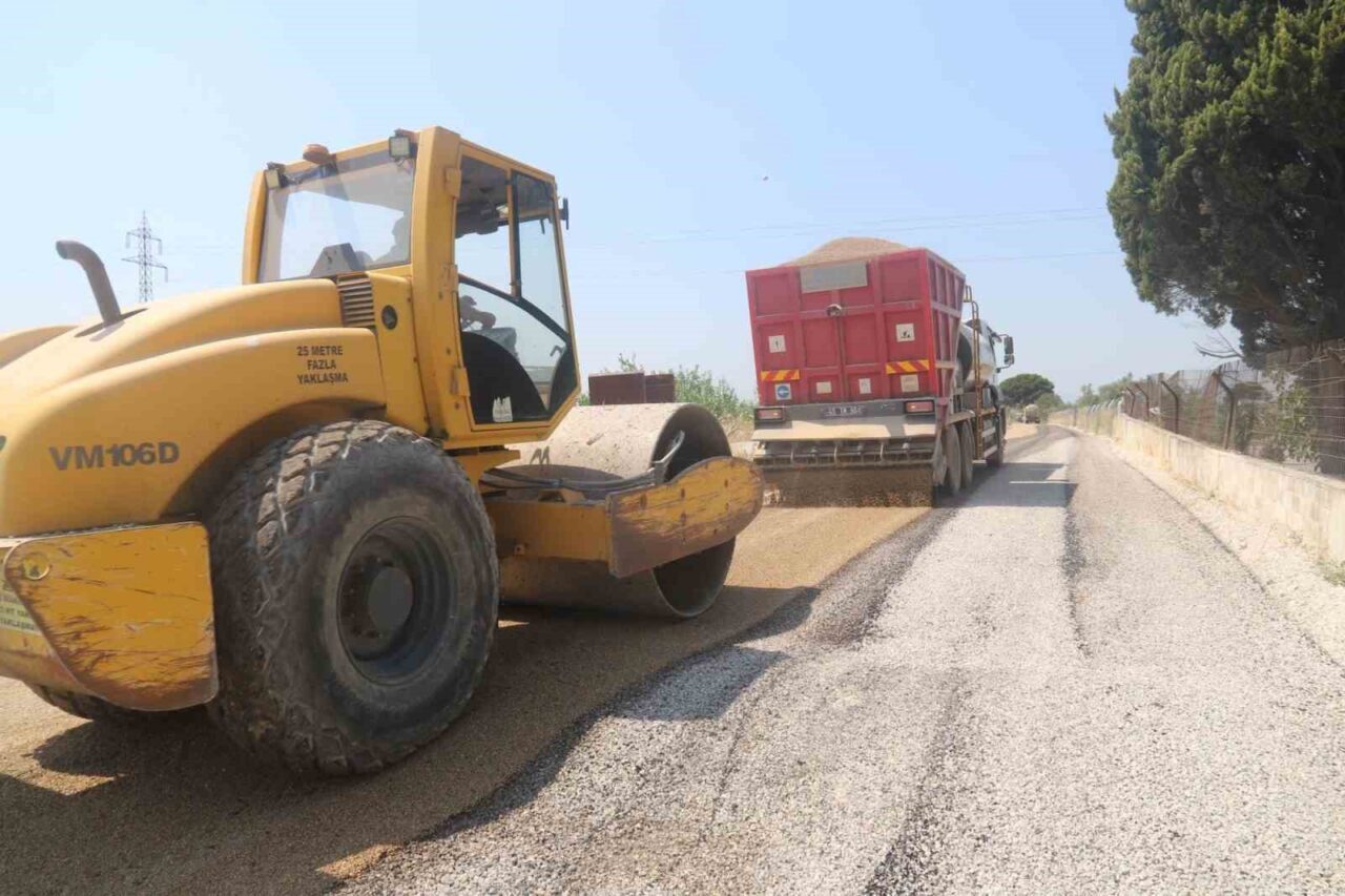 Turgutlu Belediyesi Fen İşleri Müdürlüğü ekipleri, kent genelinde yürüttüğü asfalt