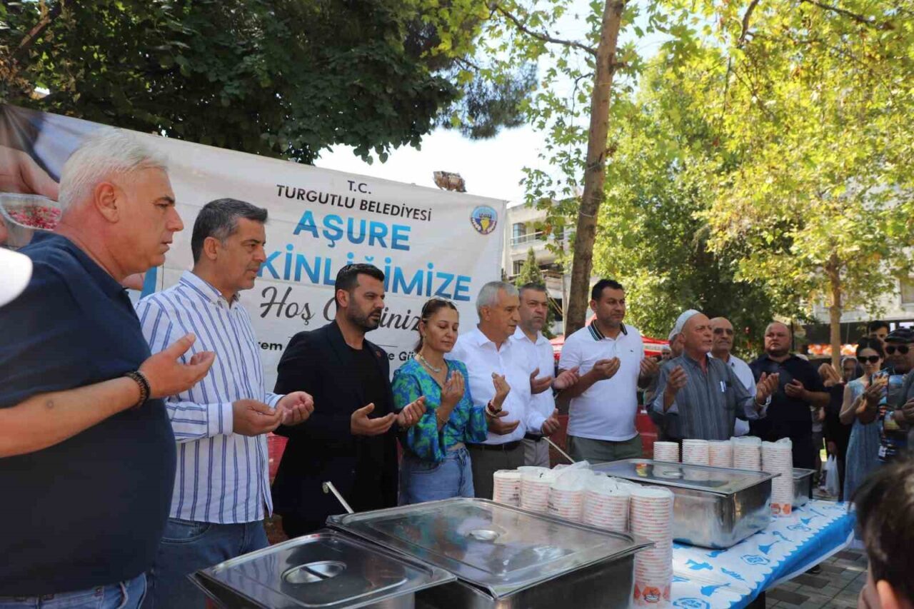 Turgutlu Belediyesi geleneksel hale getirdiği aşure hayrını bu yıl da