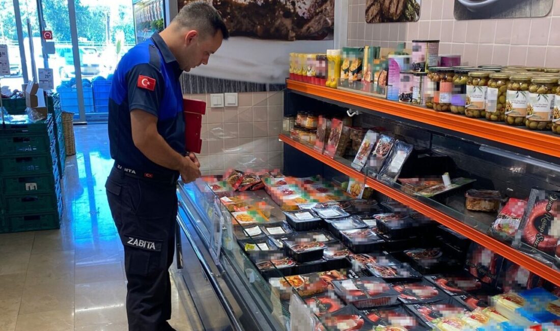 Turgutlu Belediyesi Zabıta Müdürlüğü ekipleri, ilçe genelinde faaliyet gösteren marketlerde