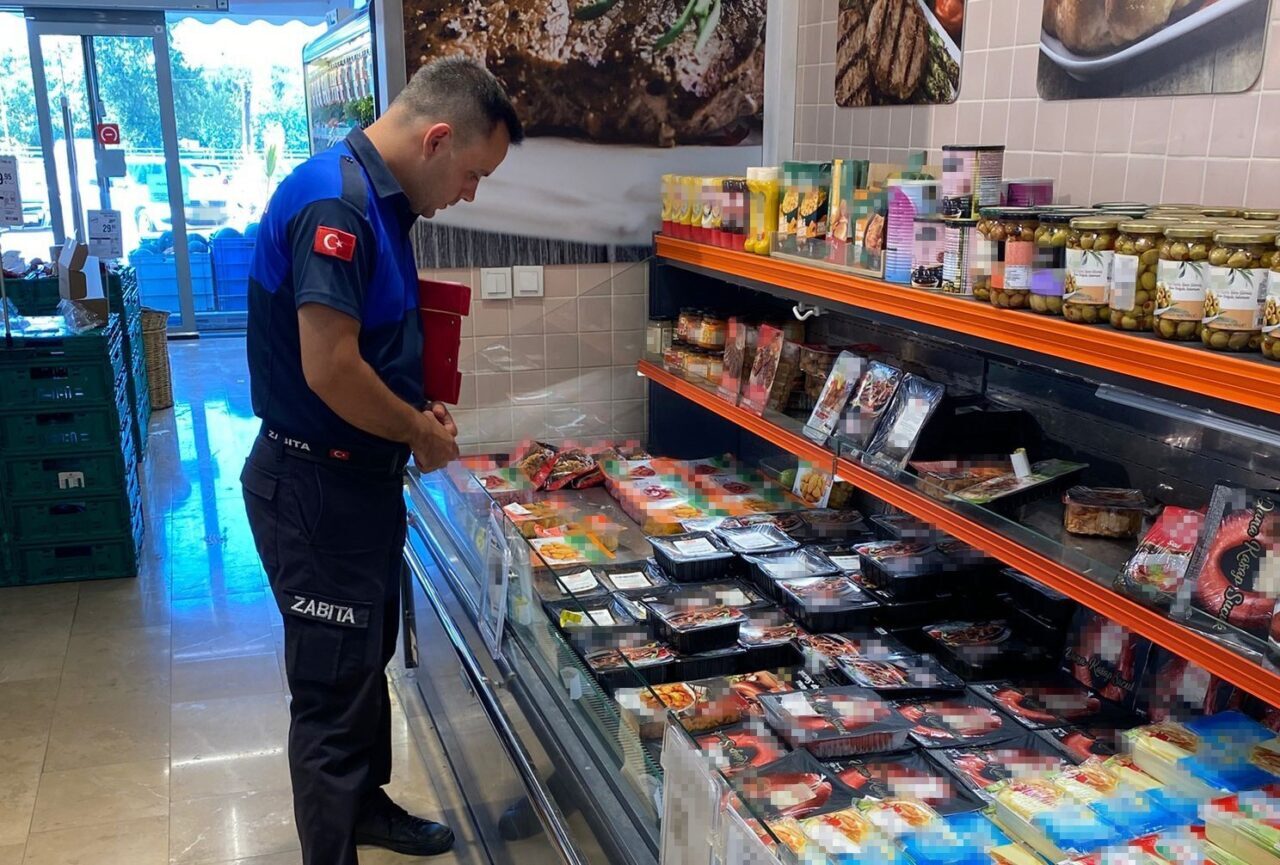 Turgutlu Belediyesi Zabıta Müdürlüğü ekipleri, ilçe genelinde faaliyet gösteren marketlerde