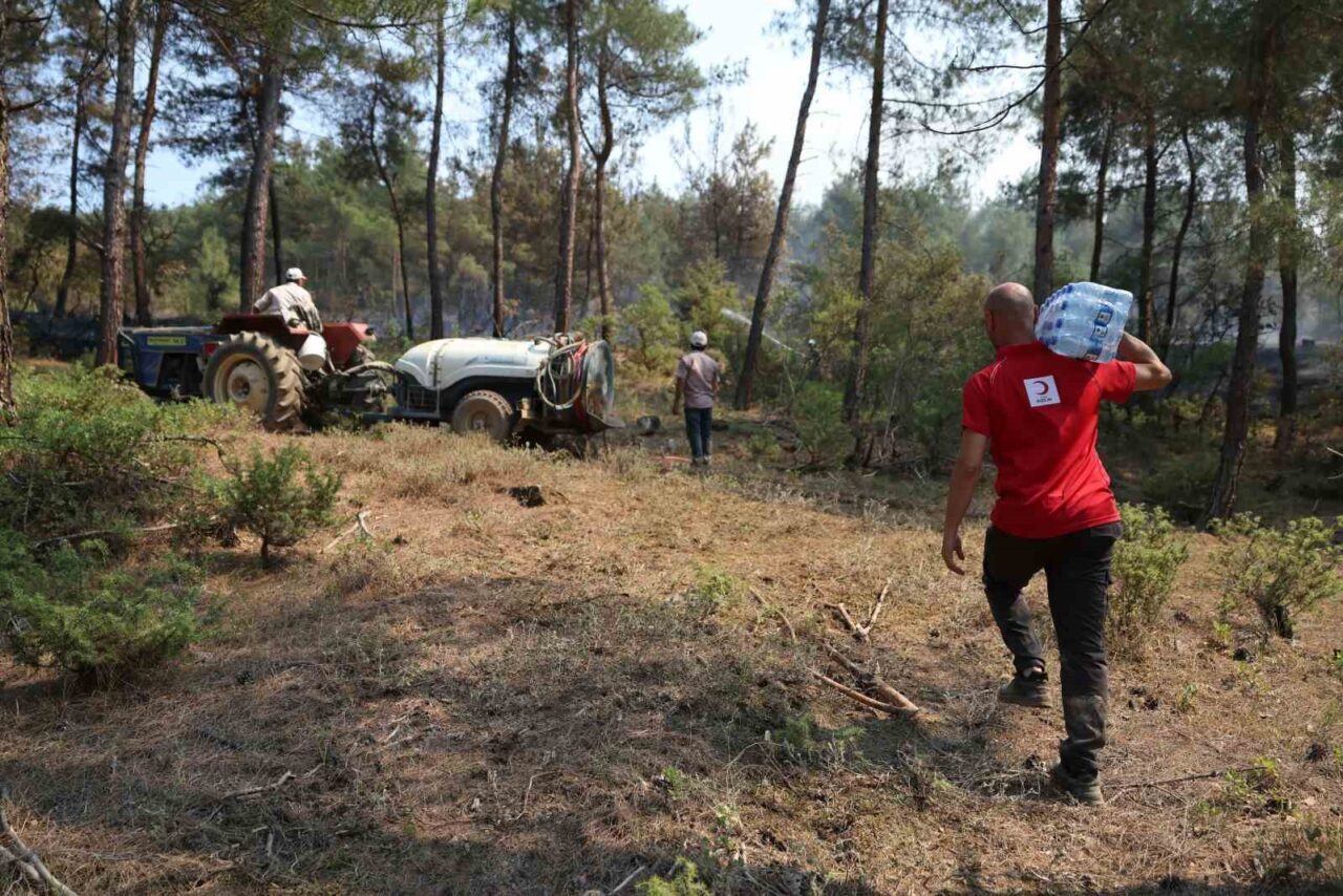 Türk Kızılay ekipleri orman yangını bölgelerinde mücadele eden ekiplere soğuk
