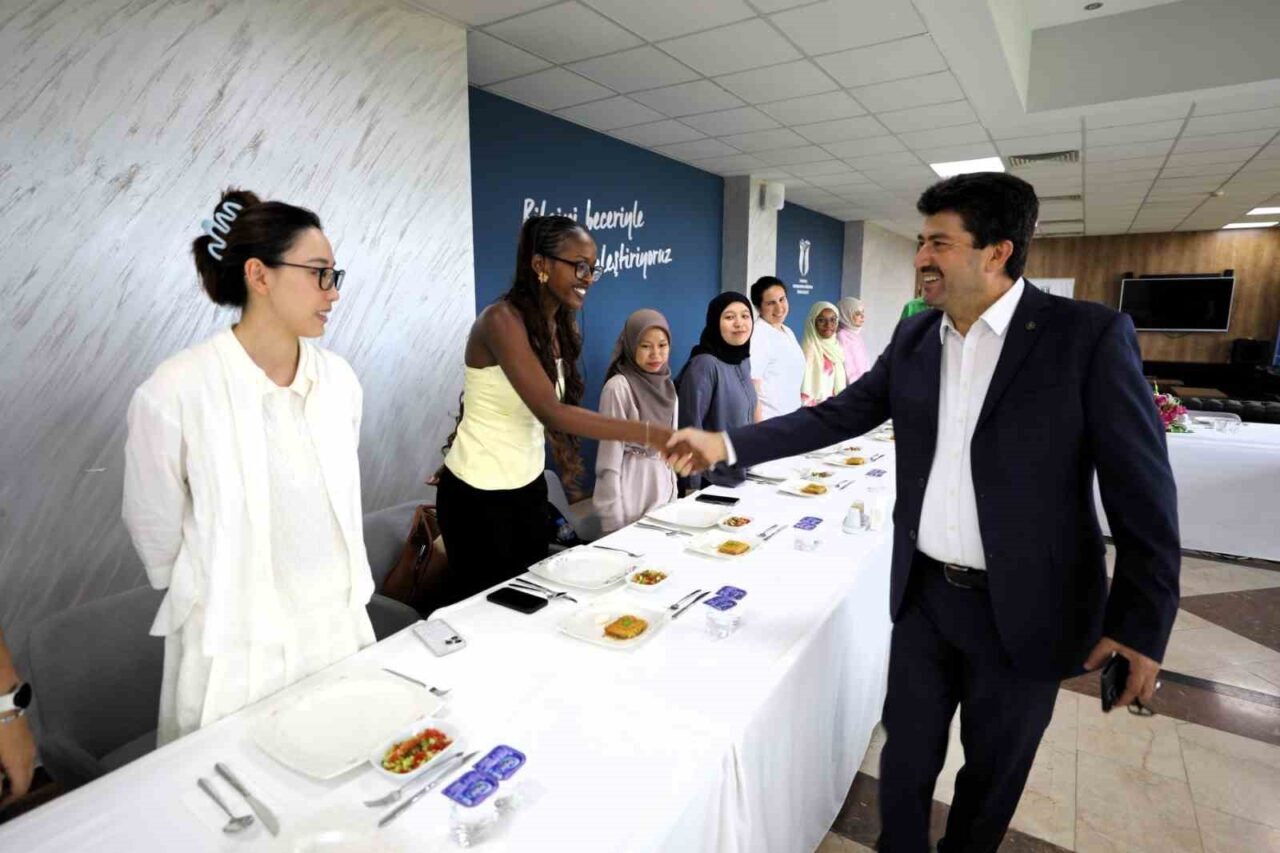 Yunus Emre Enstitüsü’nün 12 farklı ülkedeki merkezlerinde kendi istekleriyle Türkçe