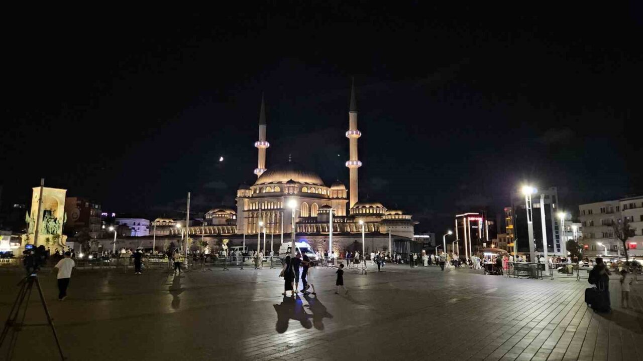 Diyanet İşleri Başkanlığının duyurusunun ardından Türkiye genelindeki 90 bin camide