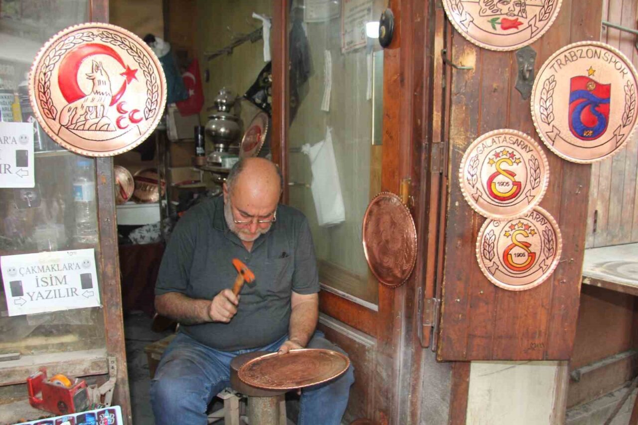 Gaziantep’in tarihi Bakırcılar Çarşısı’nın en yaşlı bakır ustaları arasında yer