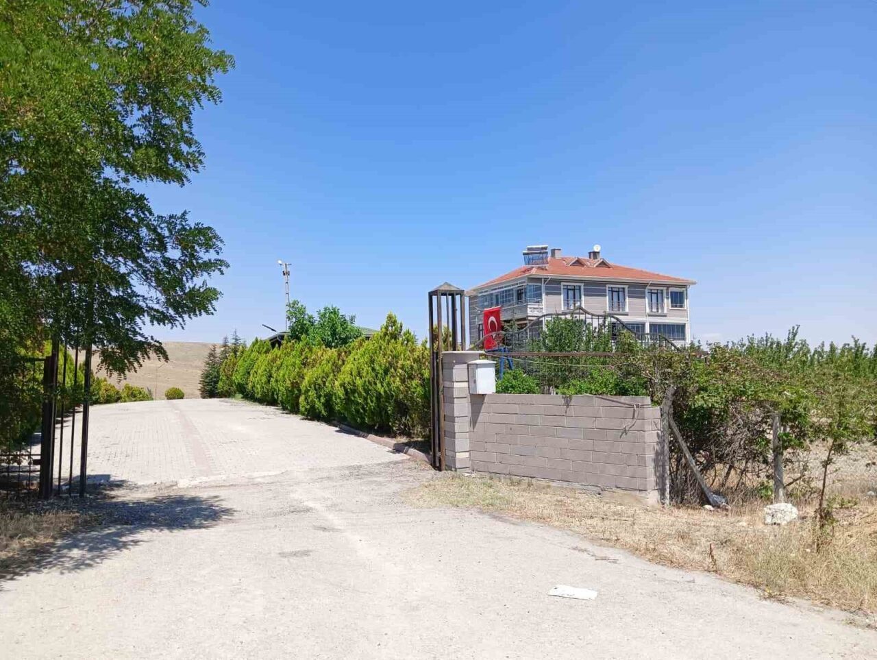 Ankara’da tutukluk yapan tabancanın ateş almasını sonucu seken kurşunlar 1’i