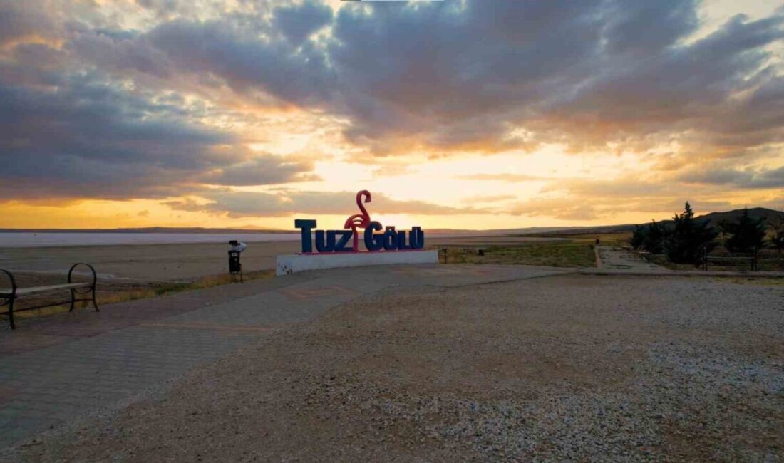 Türkiye’nin etkileyici doğal zenginliklerinden biri olan Tuz Gölü, gün batımıyla