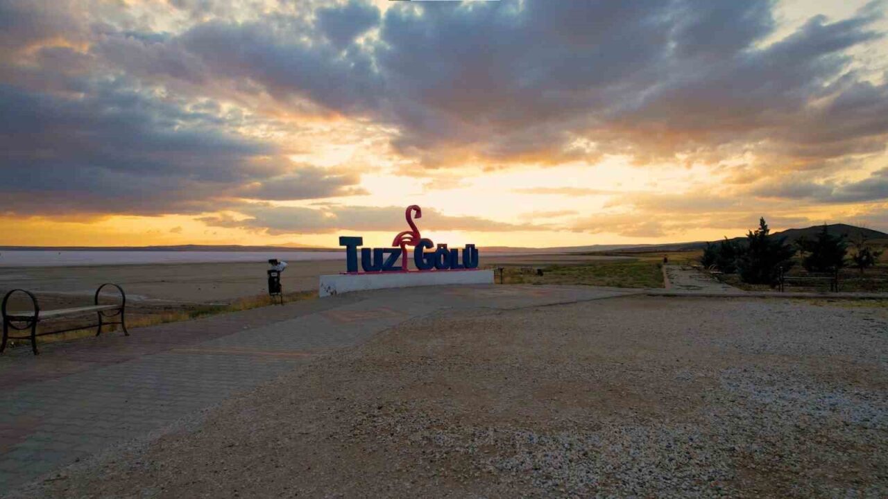Türkiye’nin etkileyici doğal zenginliklerinden biri olan Tuz Gölü, gün batımıyla