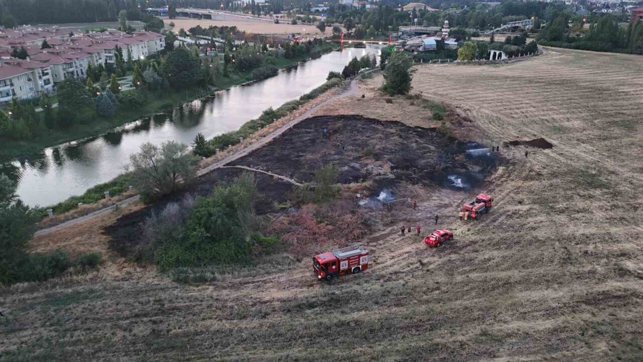 Eskişehir’de bir tarım arazisinde 3 şahsın sebep olduğu yangında, yaklaşık