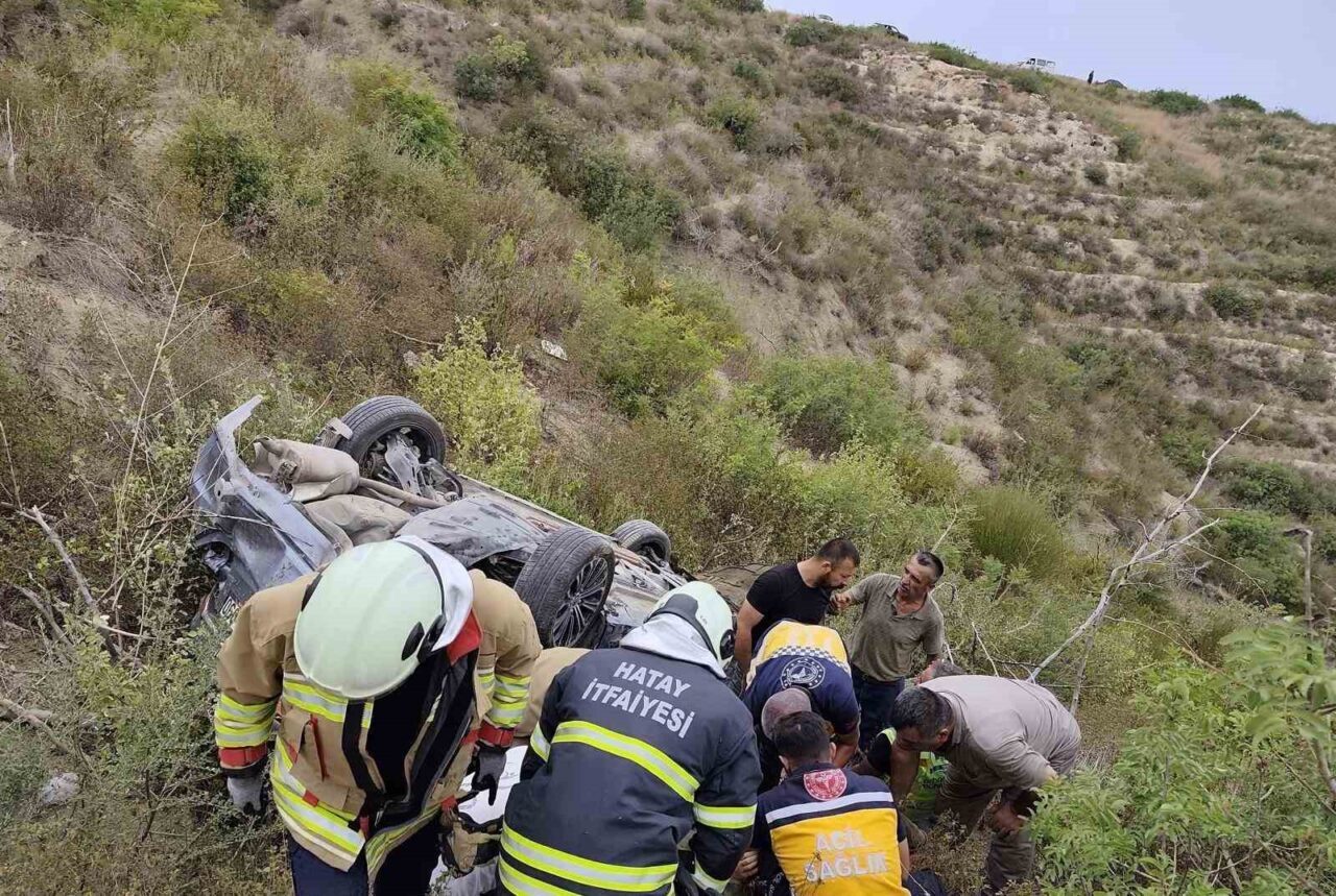 Hatay’ın Arsuz ilçesinde kontrolden çıkan otomobil uçuruma yuvarlandı. Kazada yaralanan