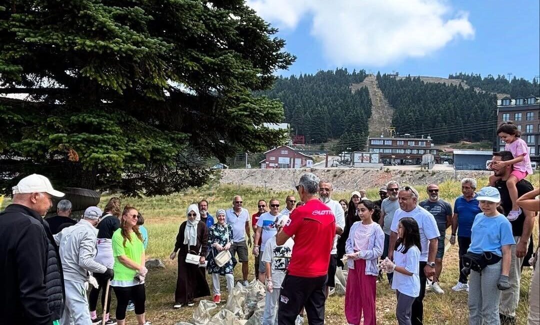 Uludağ’da yangın riskine karşı her taşın altını temizleyen kayak öğretmenleri