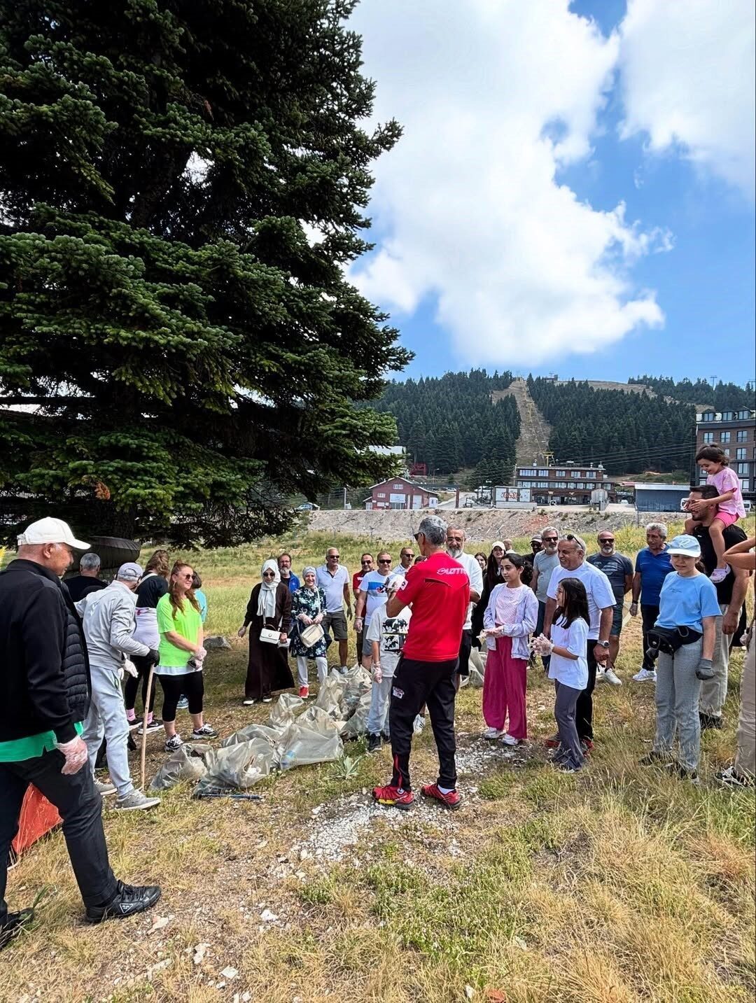Uludağ’da yangın riskine karşı her taşın altını temizleyen kayak öğretmenleri
