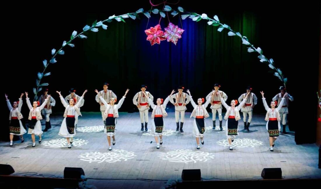 Samsun’da, “35. Uluslararası Halk Oyunları Festivali” 13 ülkenin katılımı ile
