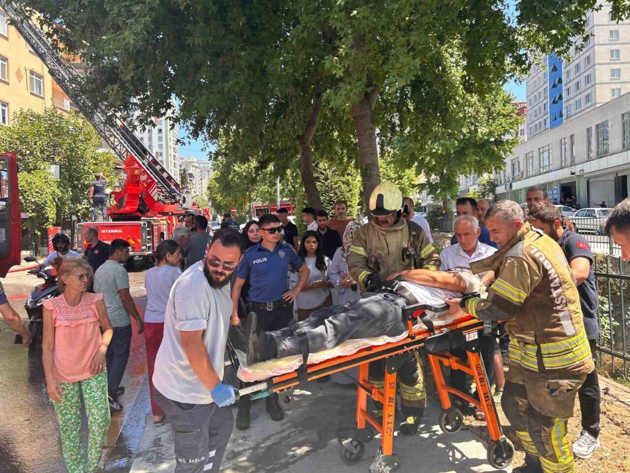 İstanbul’un Ümraniye ilçesinde 3 katlı bir binanın çatı katında çıkan
