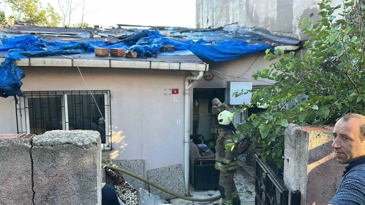 Ümraniye’de bir çocuğun çakmakla oynadığı sırada çıkan yangında bir gecekondu
