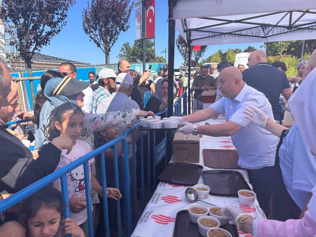 Ümraniye’de Muharrem Ayı vesilesiyle Osmangazi Millet Bahçesi’nde aşure dağıtımı gerçekleştirildi.