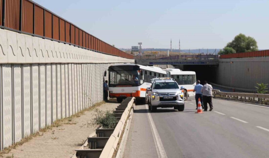 Eskişehir’de sürücüsünün kontrolünü kaybettiği Eskişehir Büyükşehir Belediyesi’ne ait körüklü yolcu