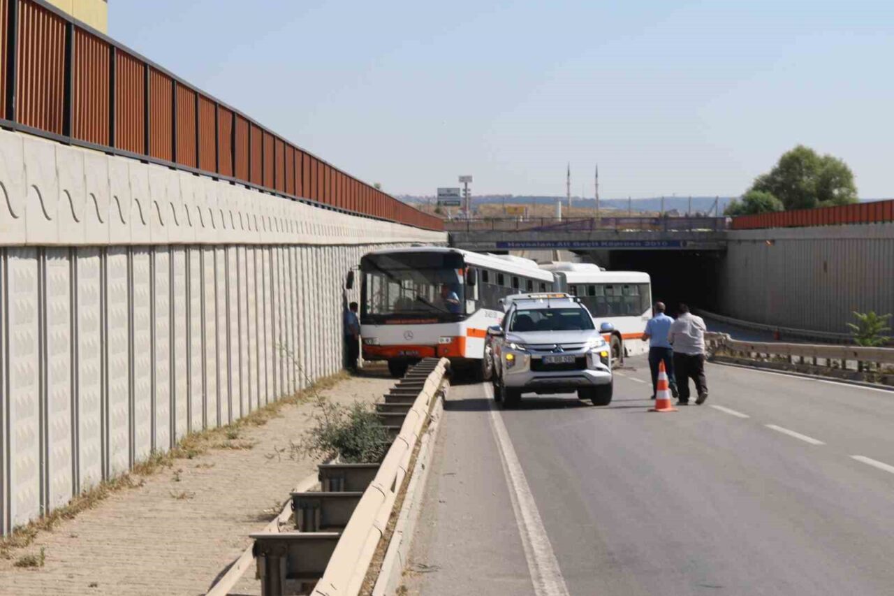 Eskişehir’de sürücüsünün kontrolünü kaybettiği Eskişehir Büyükşehir Belediyesi’ne ait körüklü yolcu