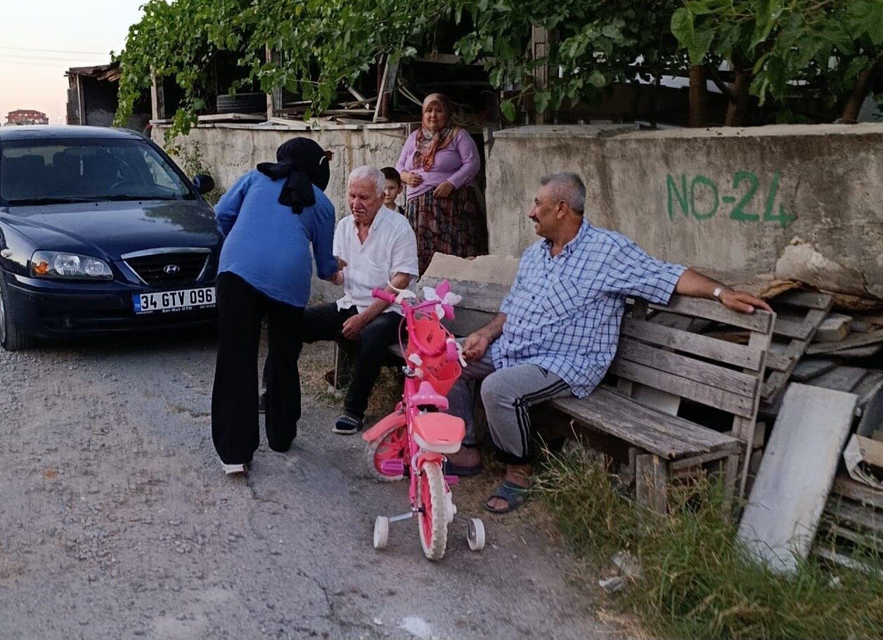 Tekirdağ’ın Kapaklı ilçesinde bir kadın muhtar, oğlunun düğününe davul-zurna ve