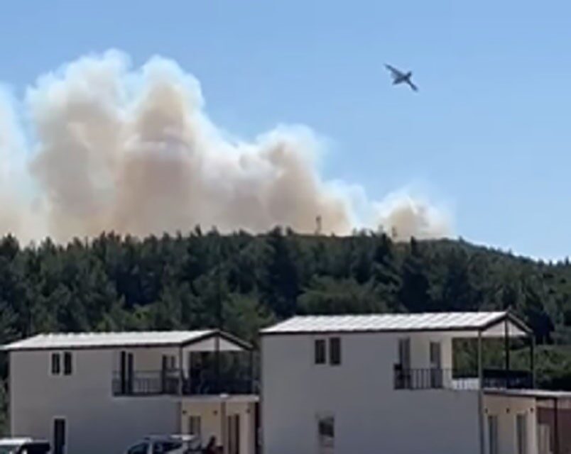 İzmir’in Urla ilçesinde makilik alanda çıkan yangına havadan ve karadan