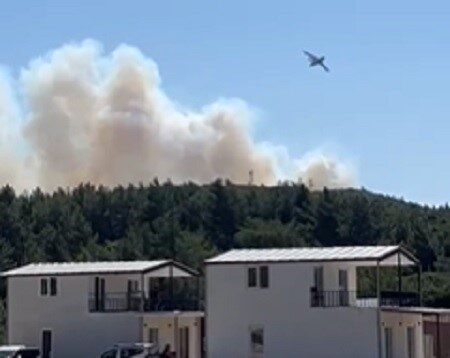 İzmir’in Urla ilçesinde makilik alanda çıkan yangın, havadan ve karadan