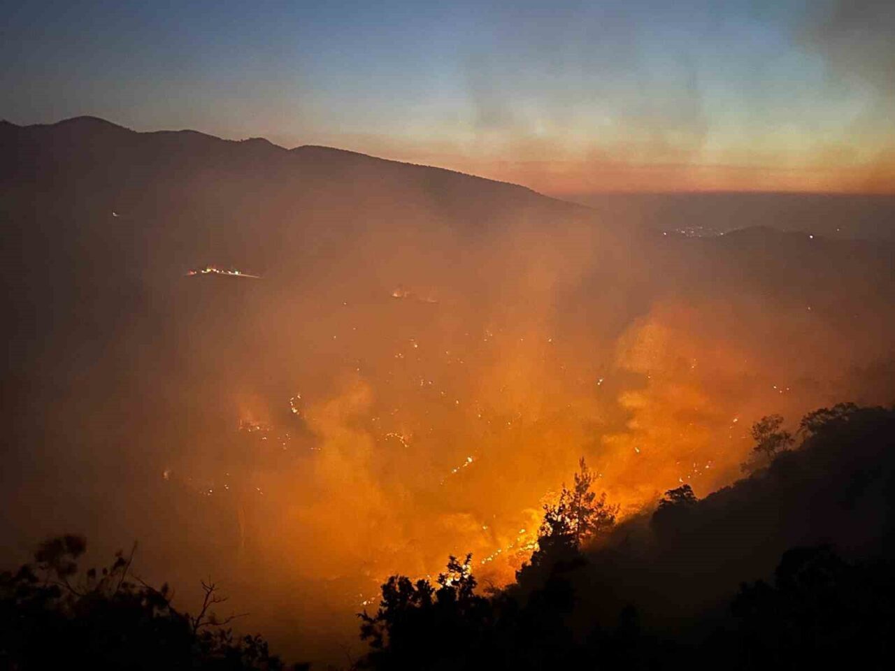 Uşak’ta üç ayrı bölgede süren yangınlara müdahale devam ediyor. Yangınlar