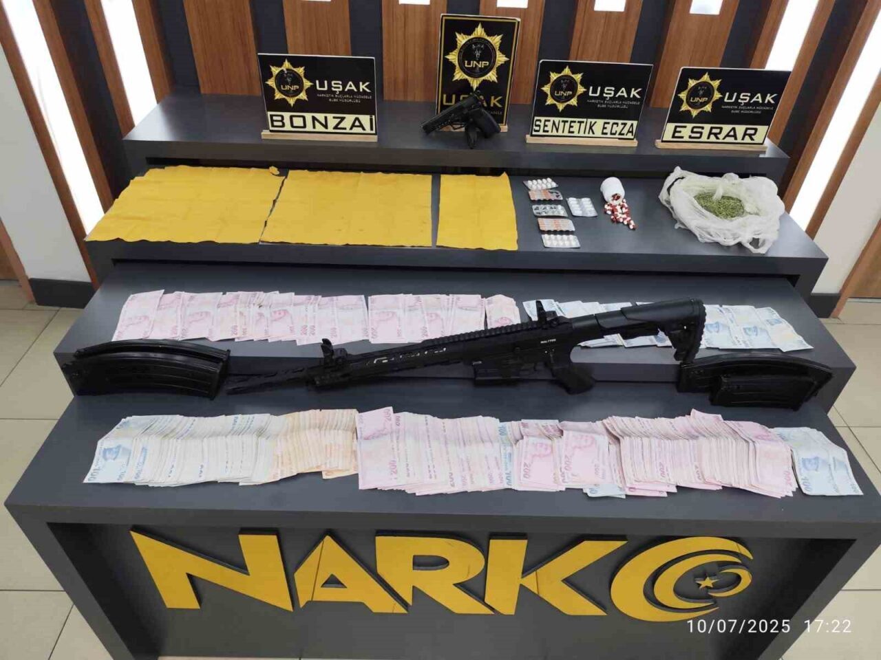 Uşak’ta 2 ayrı operasyonda çok sayıda uyuşturucu ele geçirildi. Uşak