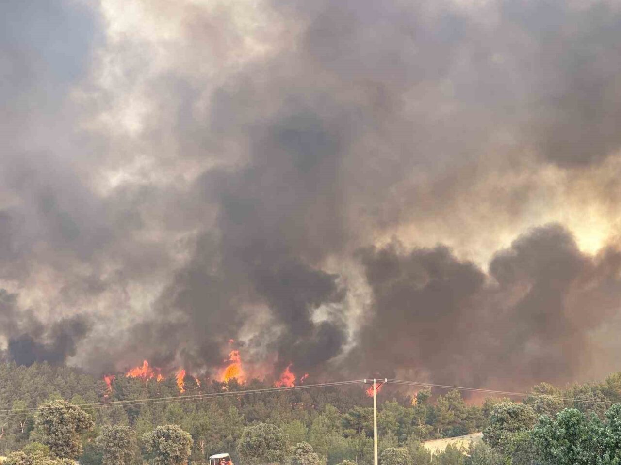Uşak’ta devam eden orman yangınında tahliye edilen Ketenlik köyünde hasar