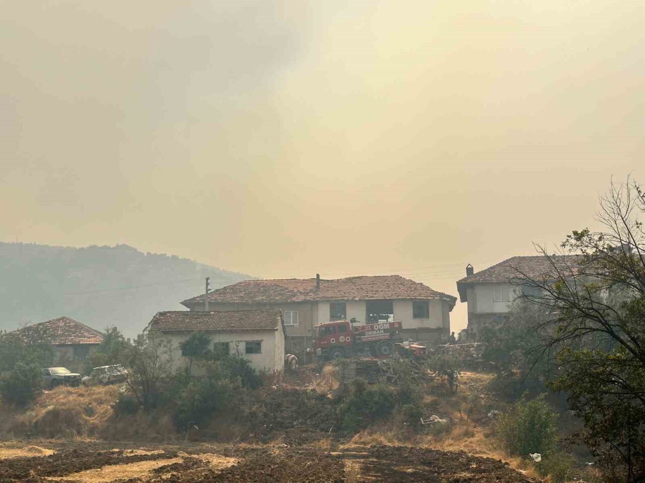 Uşak’ta orman dışında başlayıp ormanlık alanda devam eden yangına havadan