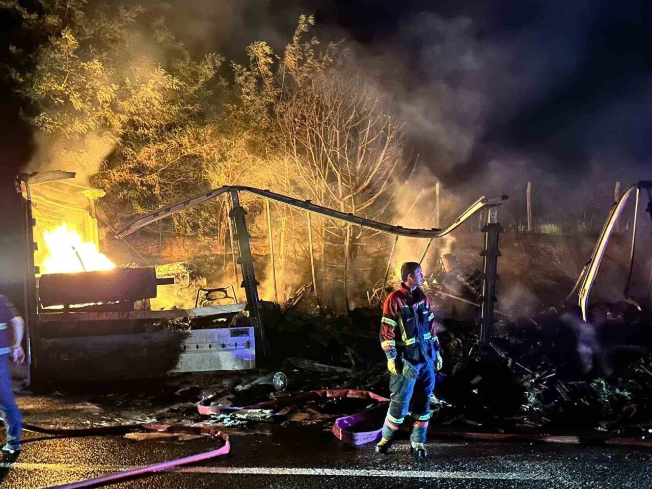 Uşak’ta seyir halinde iken tırın dorsesinde çıkan yangın, ekiplerin müdahalesi