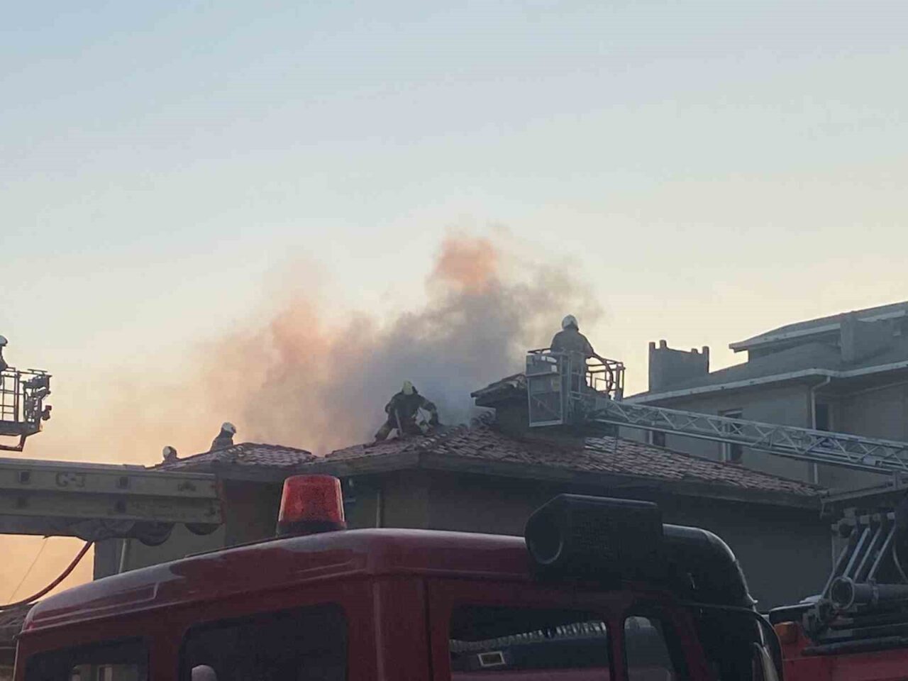 Üsküdar’da 3 katlı binanın çatısında bina sakinleri mangal yaptığı sırada