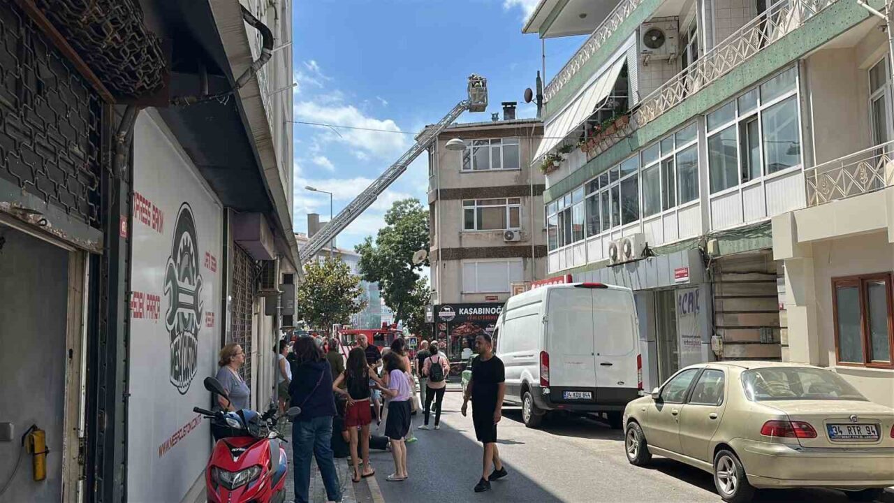 Üsküdar’da 3 katlı binanın çatı katında izolasyon çalışmaları sırasında çıkan