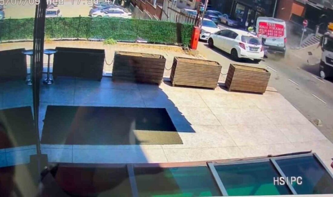 Üsküdar’da meydana gelen zincirleme trafik kazasında motosiklet sürücüsünün bacağı koptu.