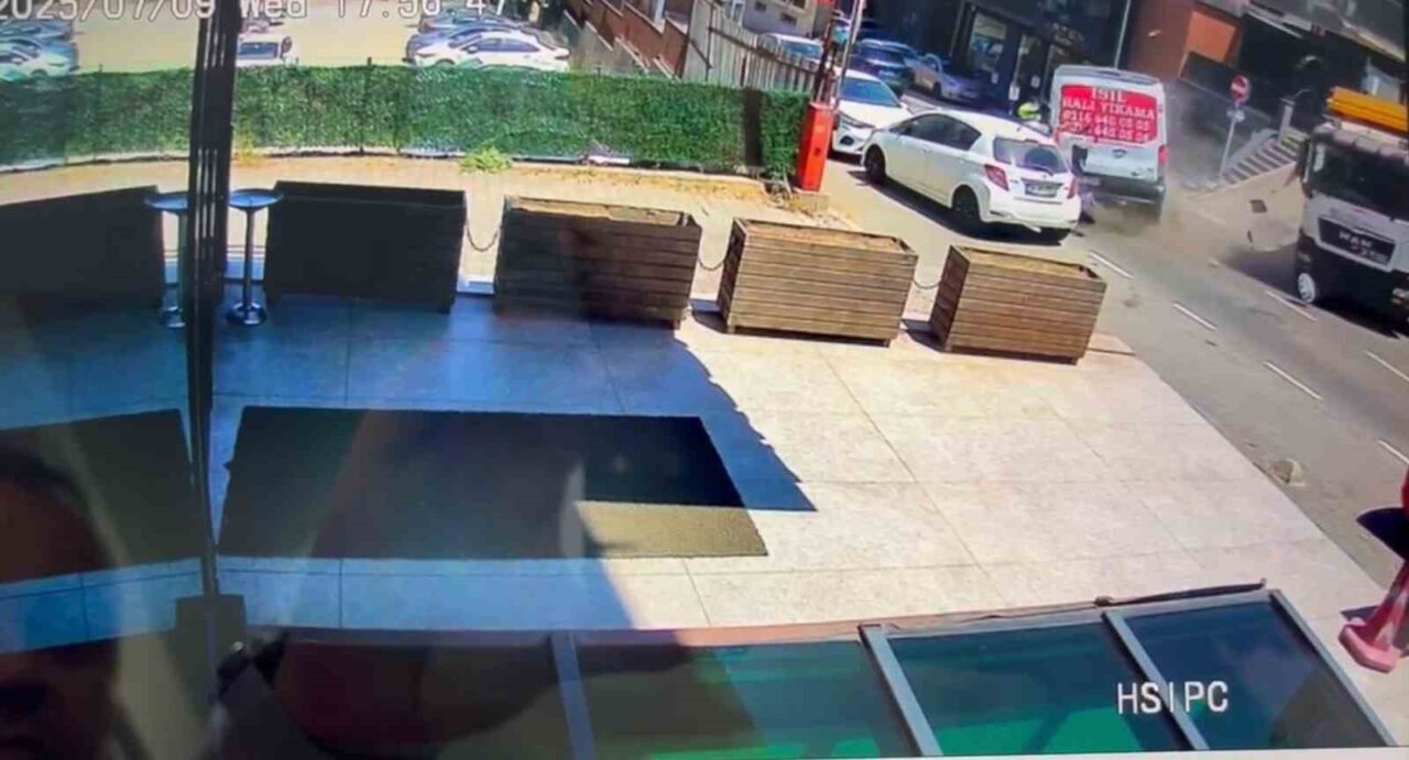 Üsküdar’da meydana gelen zincirleme trafik kazasında motosiklet sürücüsünün bacağı koptu.