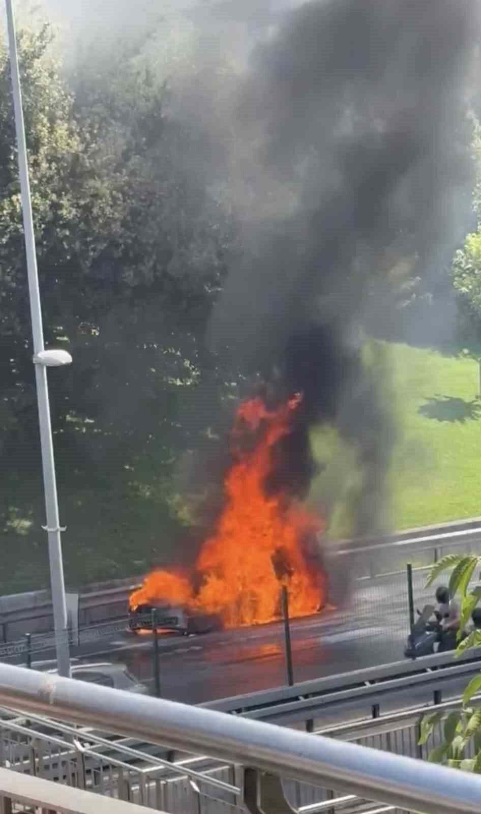 Üsküdar’da seyir halindeki bir otomobilde yangın çıktı. Sürücü son anda