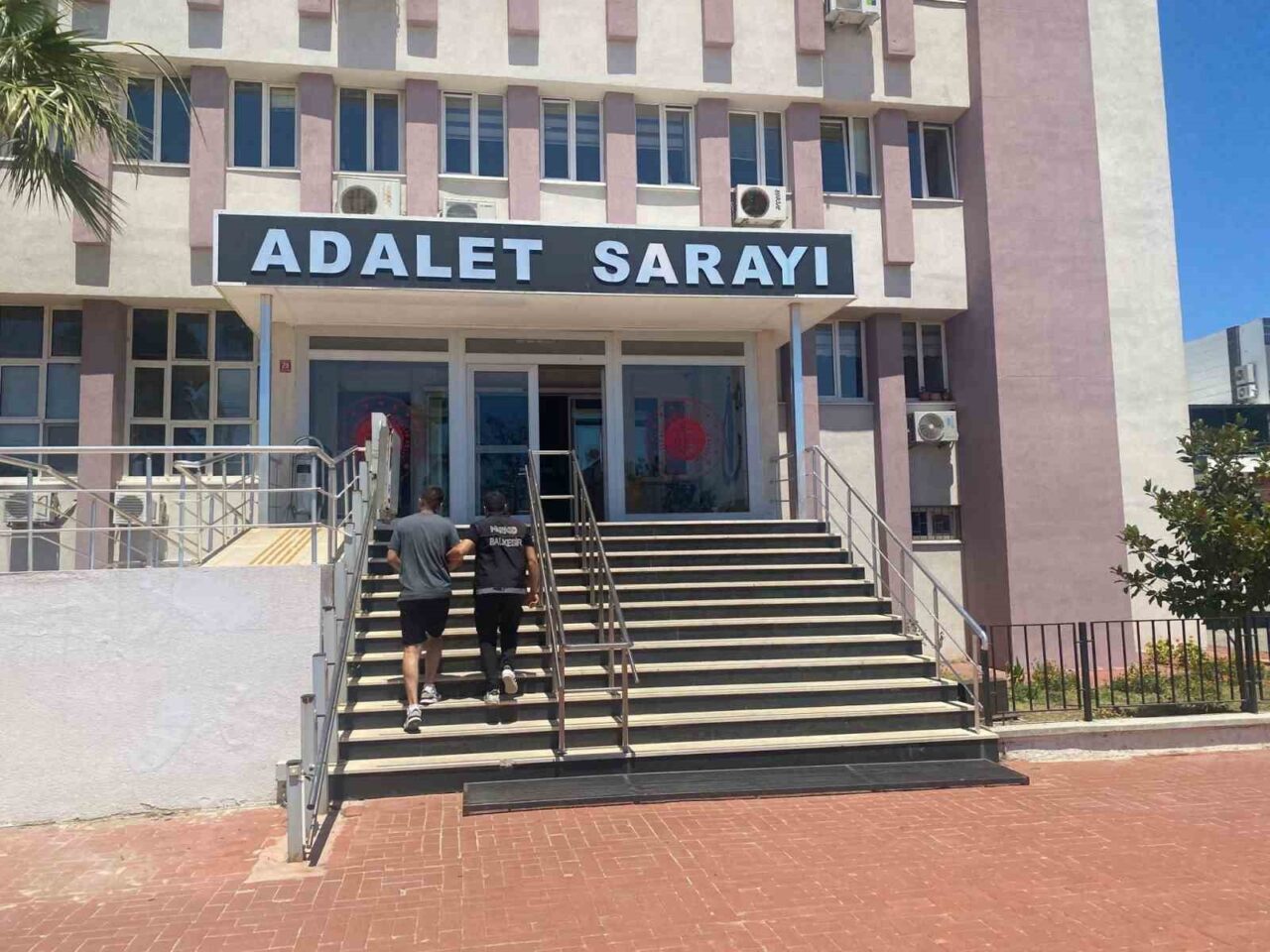 Balıkesir’in Ayvalık ilçesinde; İlçe Emniyet Müdürlüğü bünyesindeki Narkotik Suçlarla Mücadele