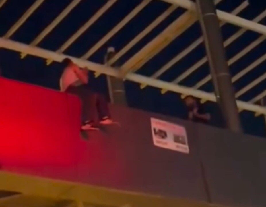 Şanlıurfa’nın Siverek ilçesinde üst geçide çıkan bir genç, ekiplerin yoğun