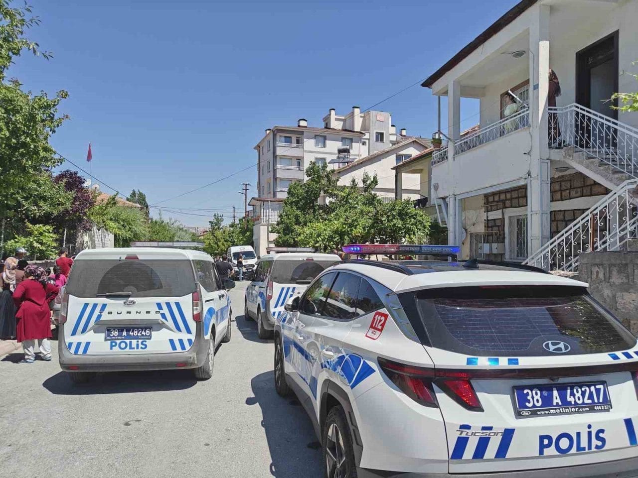 Kayseri’nin Kocasinan ilçesinde bir adam önce üvey kızını silahla ağır