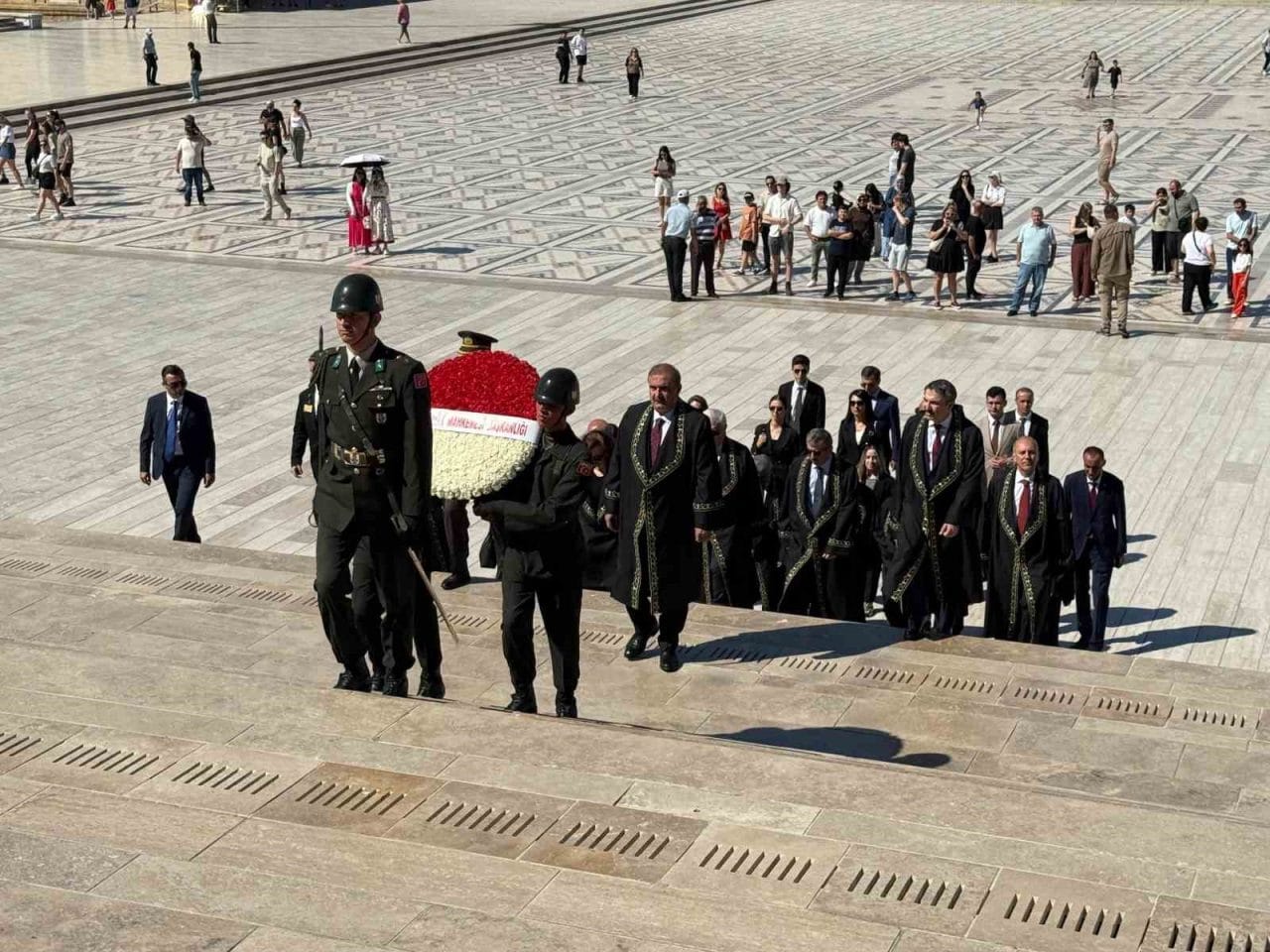 Uyuşmazlık Mahkemesi, kuruluşunun 80. yıl dönümü dolayısıyla Anıtkabir’i ziyaret etti.
