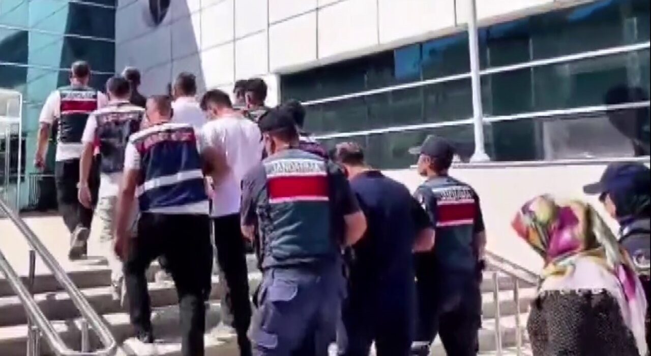Adıyaman İl Jandarma Komutanlığı ekiplerince yapılan uyuşturucu operasyonlarında yakalanan 43