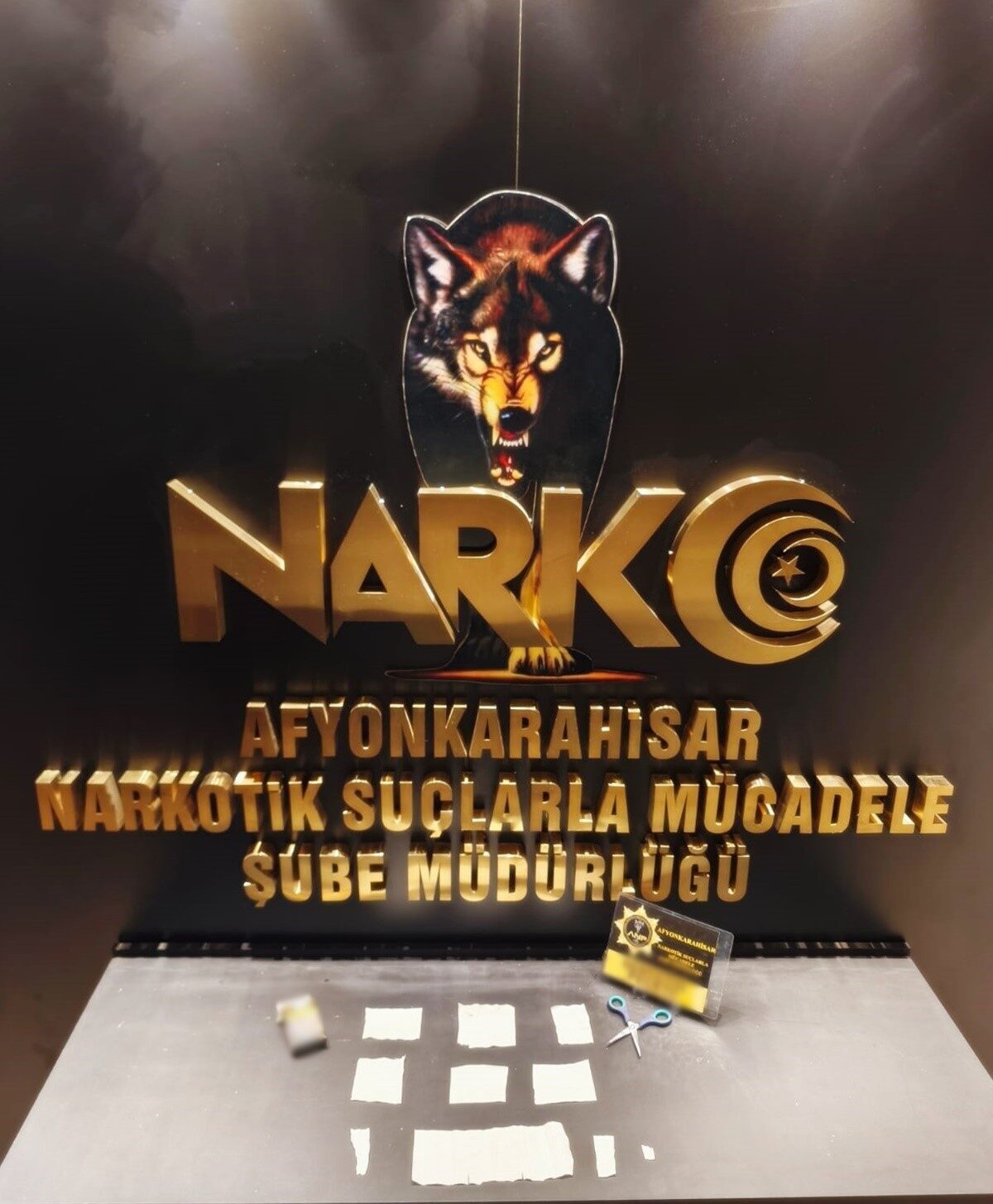 Afyonkarahisar’da polis tarafından gerçekleştirilen uyuşturucu operasyonunda yakalanan 4 kişi tutuklanarak