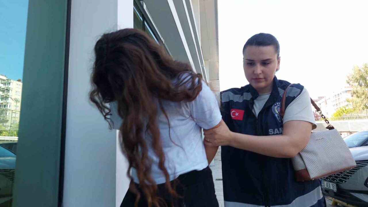 Samsun’da polisin takibi sonucu üzerinde ve çantasında uyuşturucuyla yakalanan genç