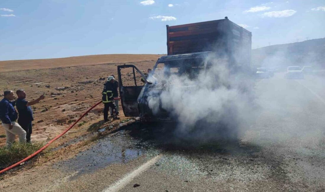 Adıyaman’ın Besni ilçesinde üzerinde traktör römorku bulunan kurtarıcı kamyonet alev