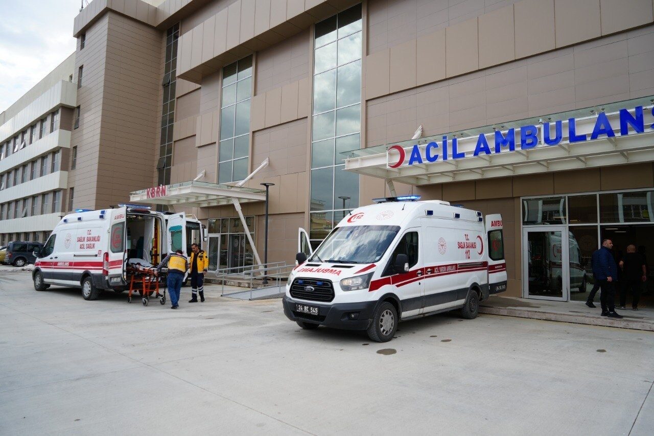 Erzincan’da çalıştıkları esnada üzerlerine inşaat kalıbı düşen 2 işçi yaralandı.